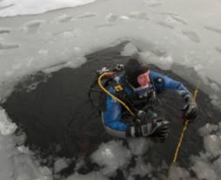  Um mergulhador emergindo do lago congelado 